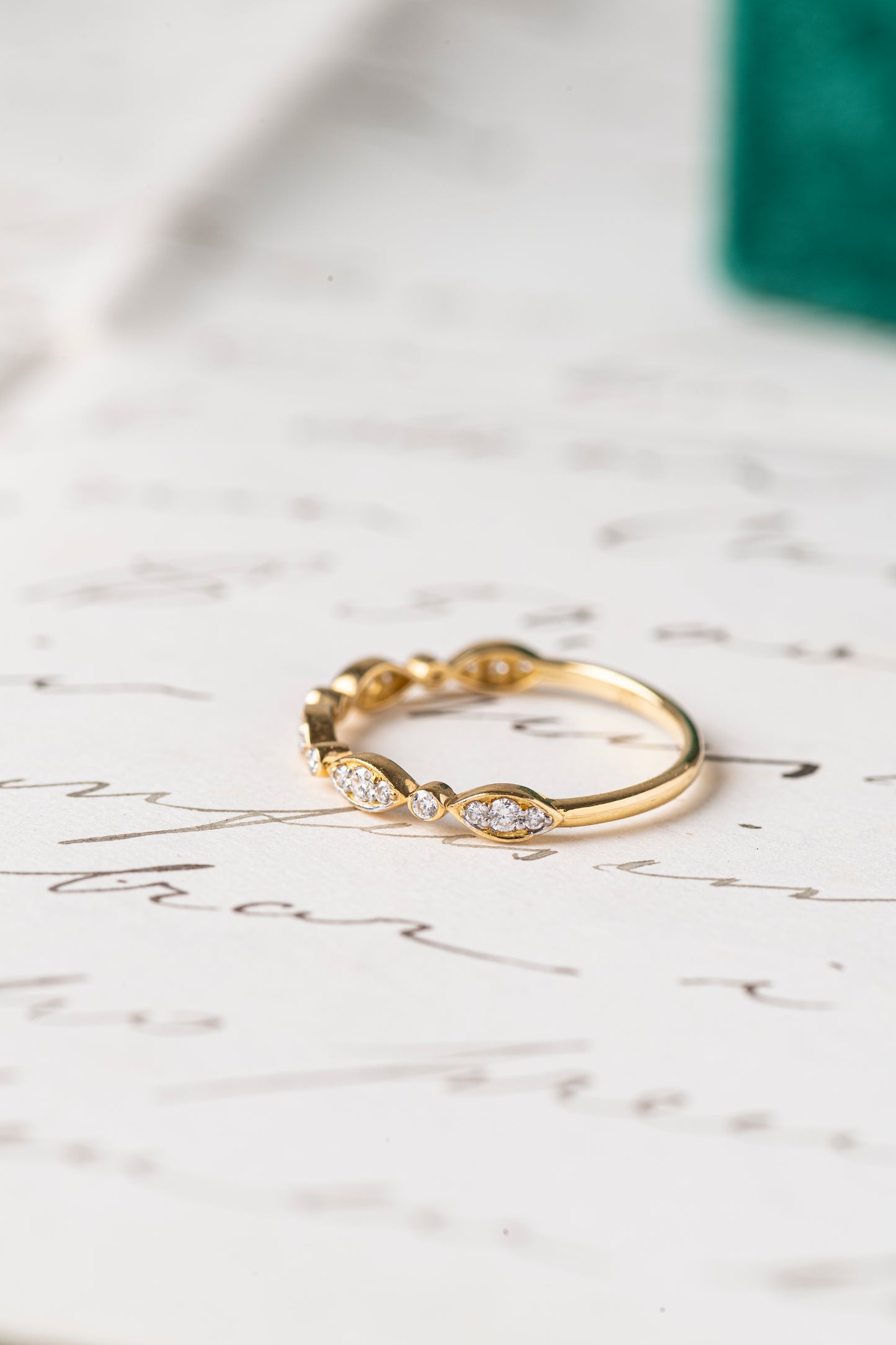 Anillo Cintillo Diseño Navette 0.16ct