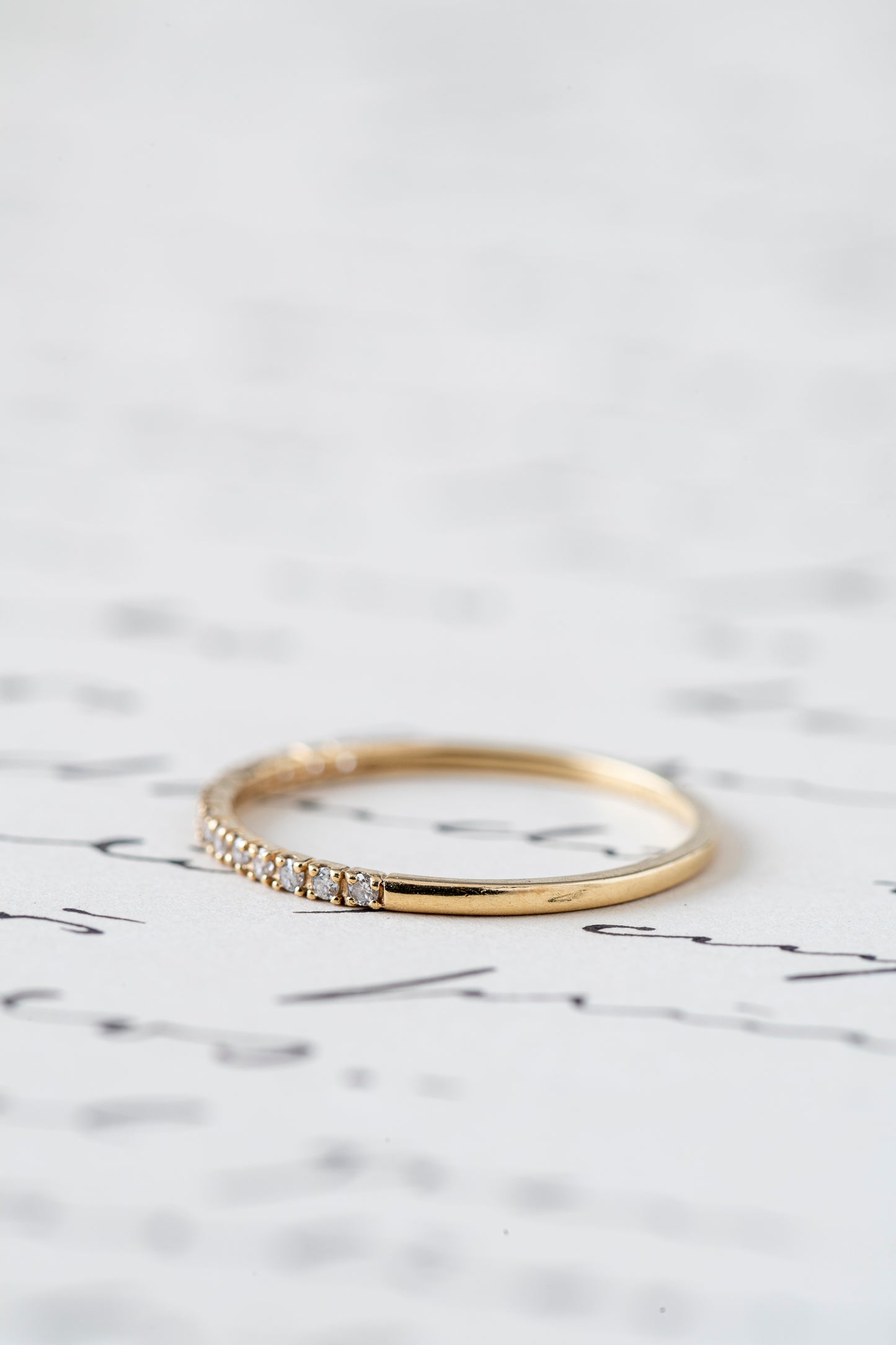 Anillo Cintillo Clasico Mini Diamantes