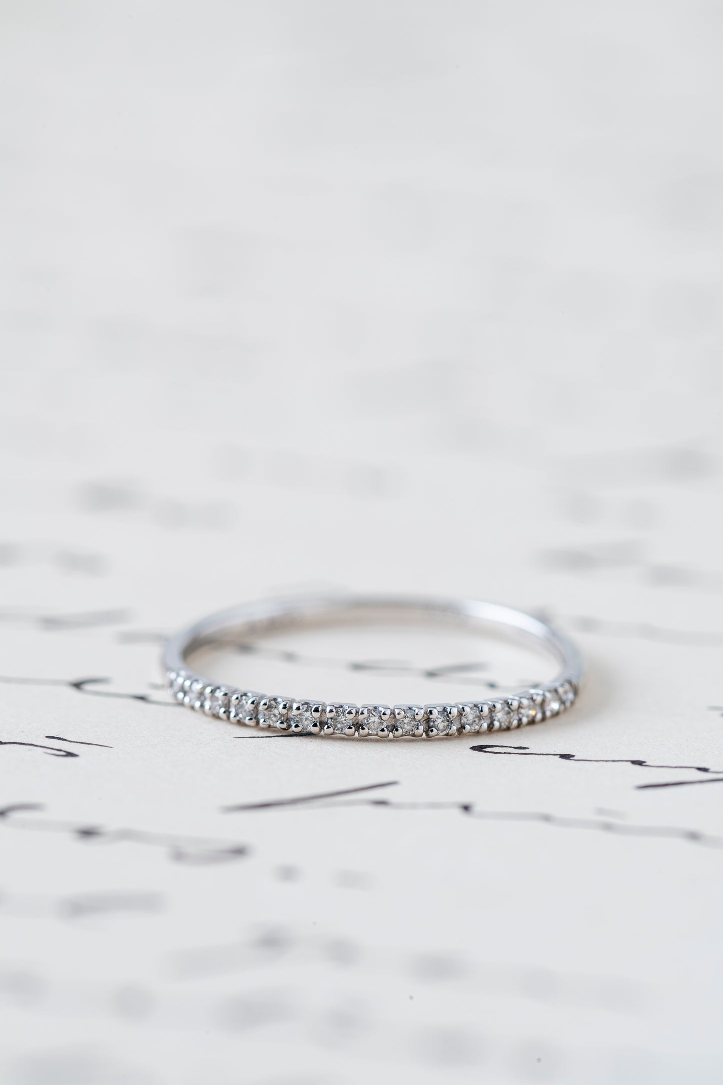 Anillo Cintillo Clasico Mini Diamantes