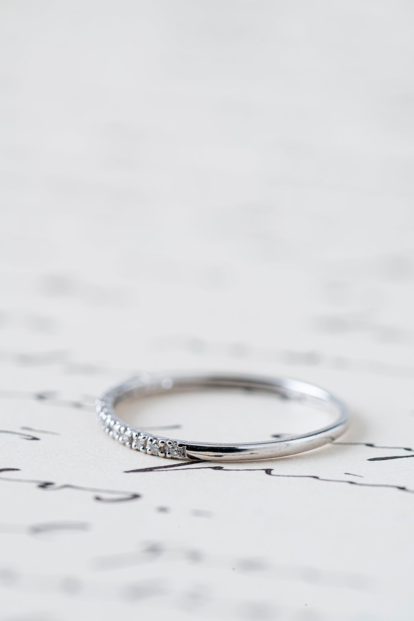 Anillo Cintillo Clasico Mini Diamantes