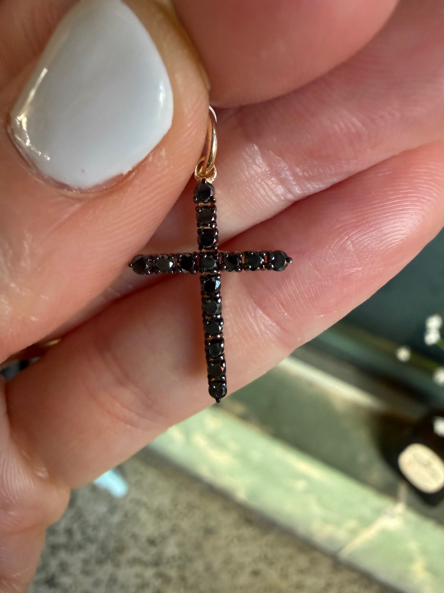 Cruz diamantes negros oro amarillo