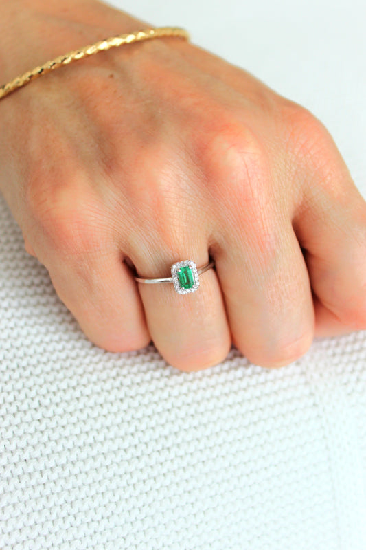 Anillo Halo Esmeralda y Diamantes