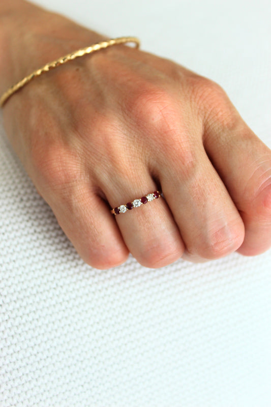 Anillo Cintillo Rubies y Diamantes