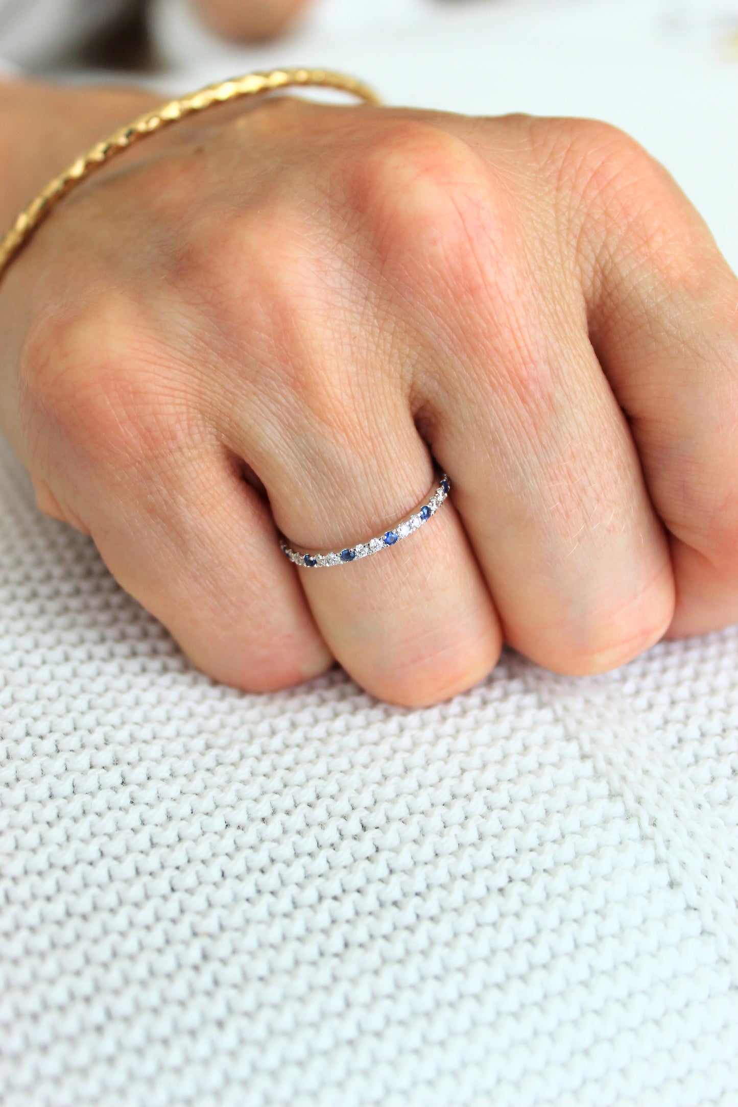 Anillo Cintillo Zafiro Azul y Diamantes Ruleteado