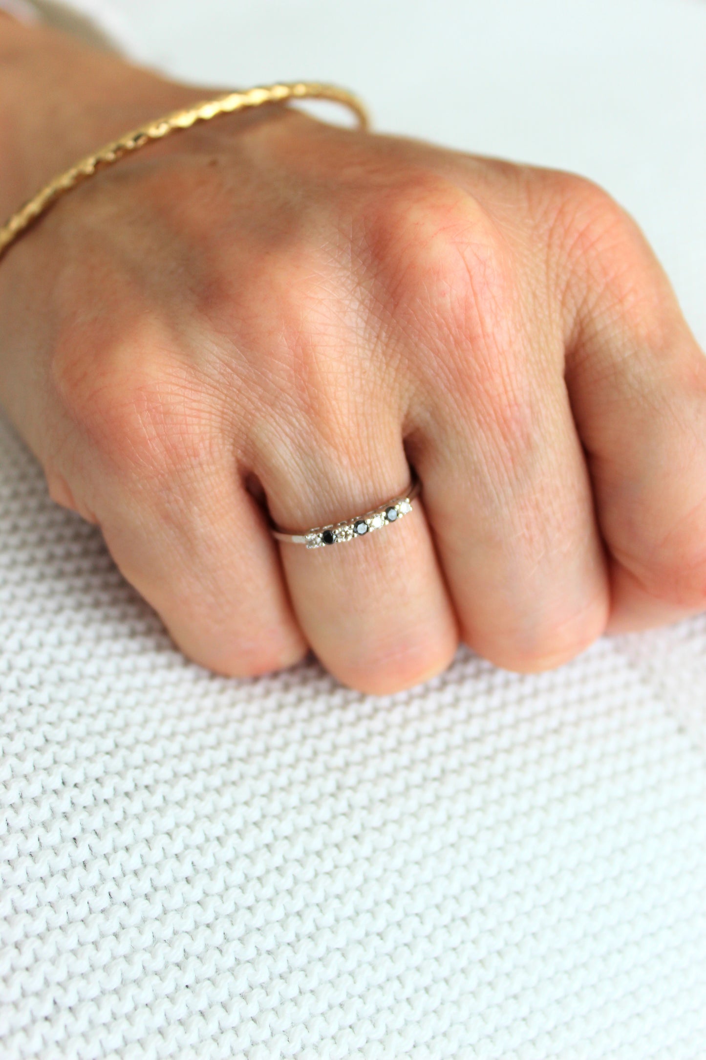 Anillo Cintillo Diamantes Blancos y Negros