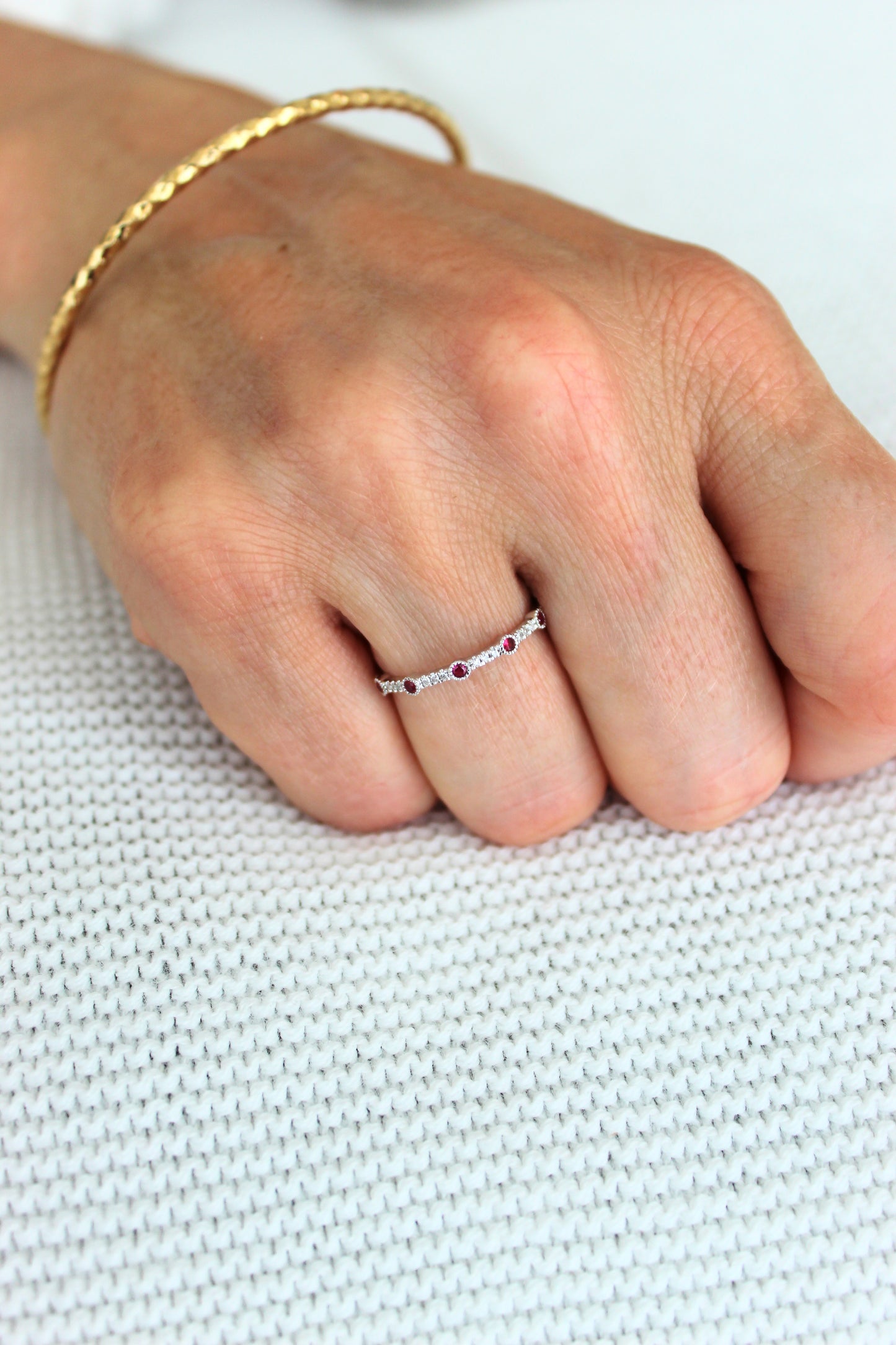 Anillo Cintillo Diamantes y Rubíes
