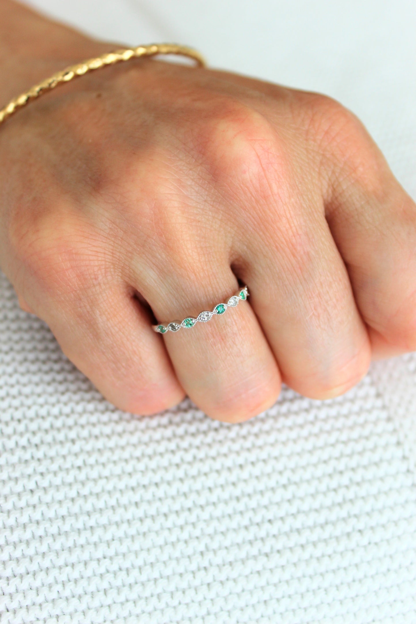 Anillo Cintillo Esmeralda y Diamantes Ruleteado