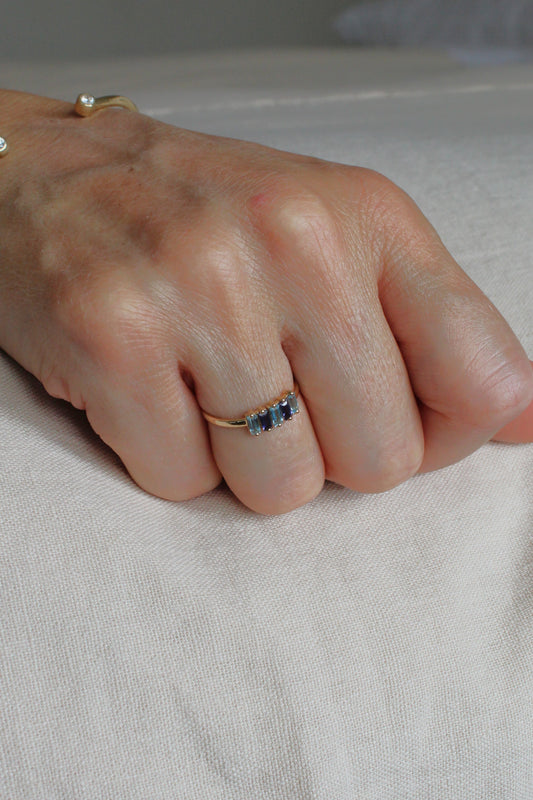 Anillo Baguette Topacio y Iolita