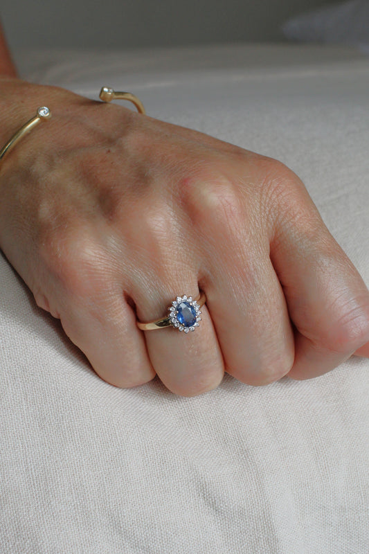 Anillo Lady Di Zafiro Azul y Diamantes Grifas