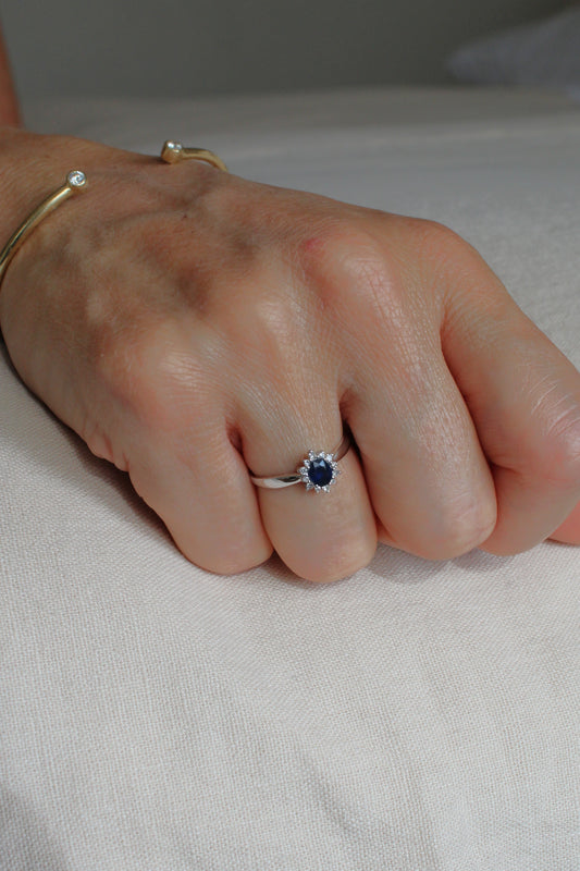 Anillo Ladi Dy Zafiro Azul y Diamantes Grifa