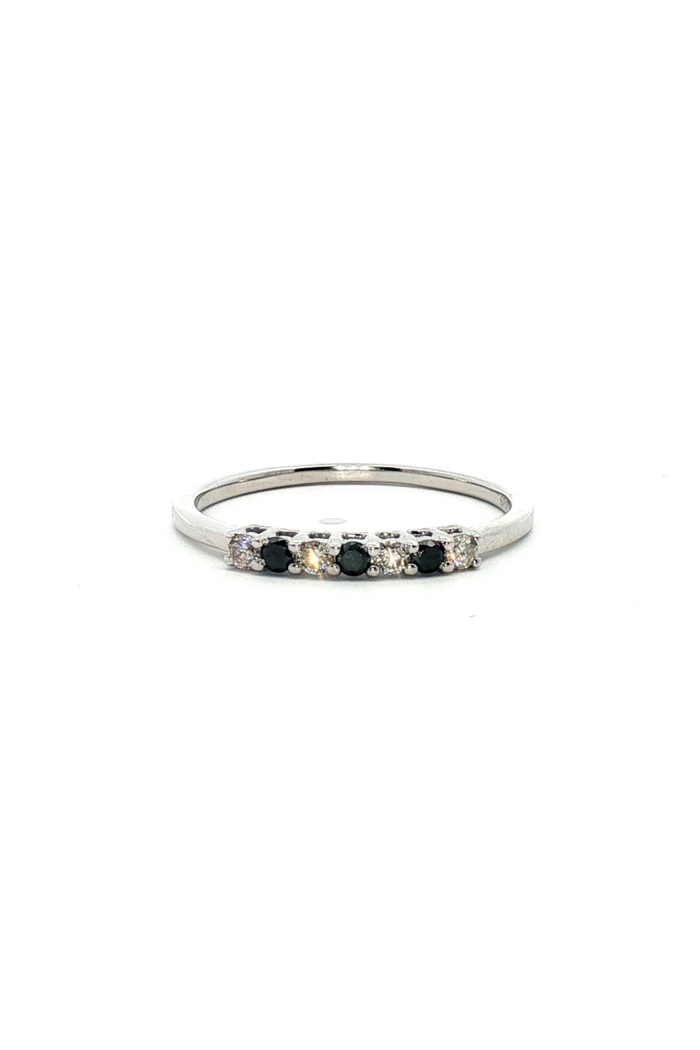 Anillo Cintillo Diamantes Blancos y Negros