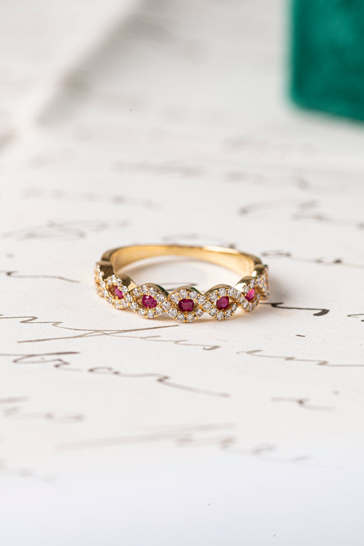 Anillo Cintillo Rubies y Diamantes