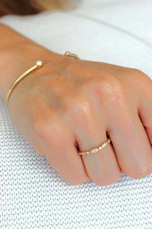 Anillo Cintillo Diseño Navette  0.16ct