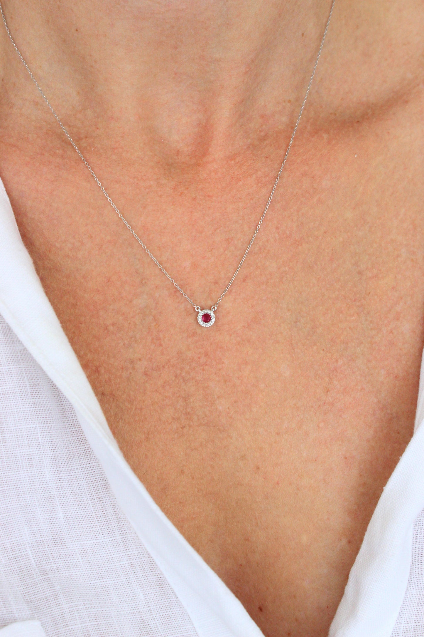 Collar Rubí Halo de Diamantes