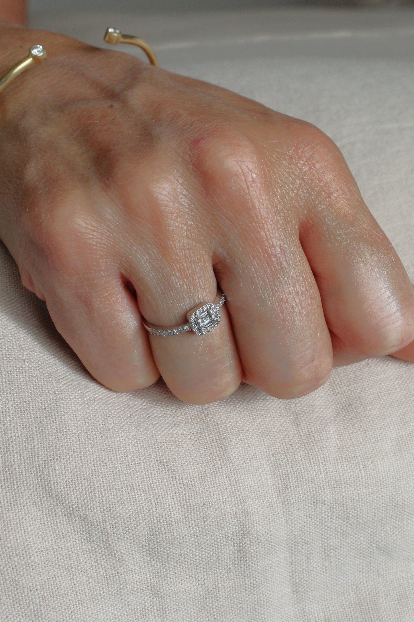 Anillo Cluster con Halo de Diamantes