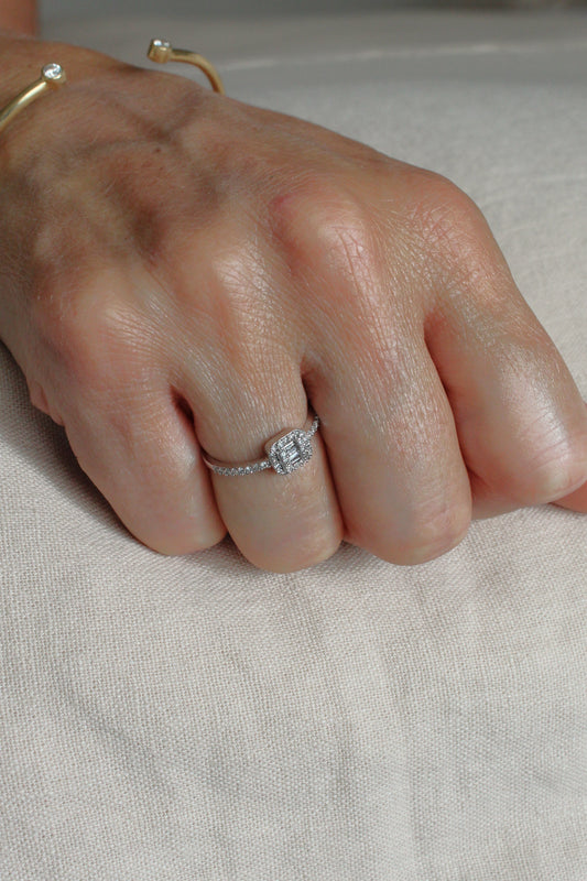 Anillo Cluster con Halo de Diamantes