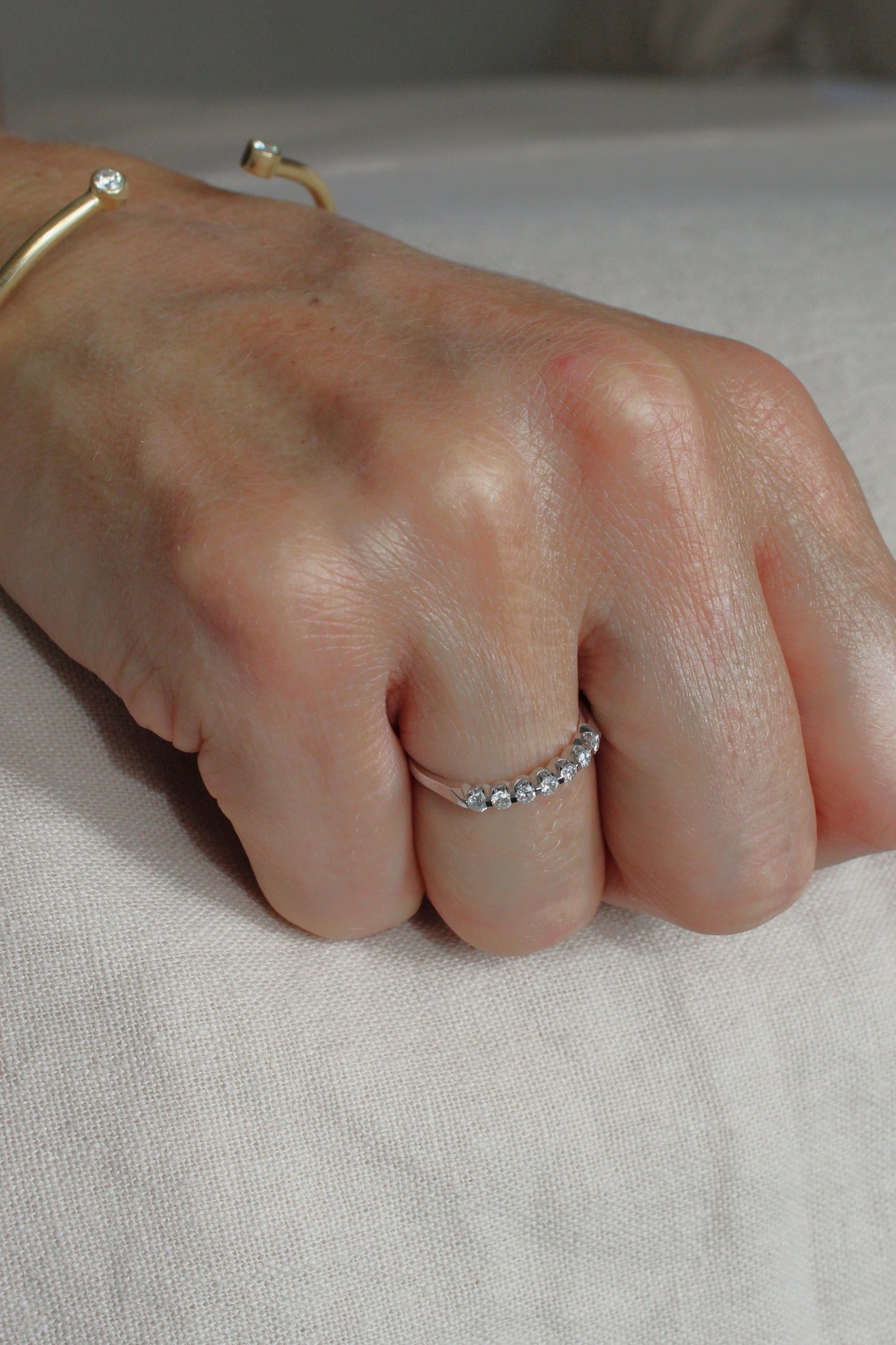Anillo Cintillo Diamantes Grifa Compartida