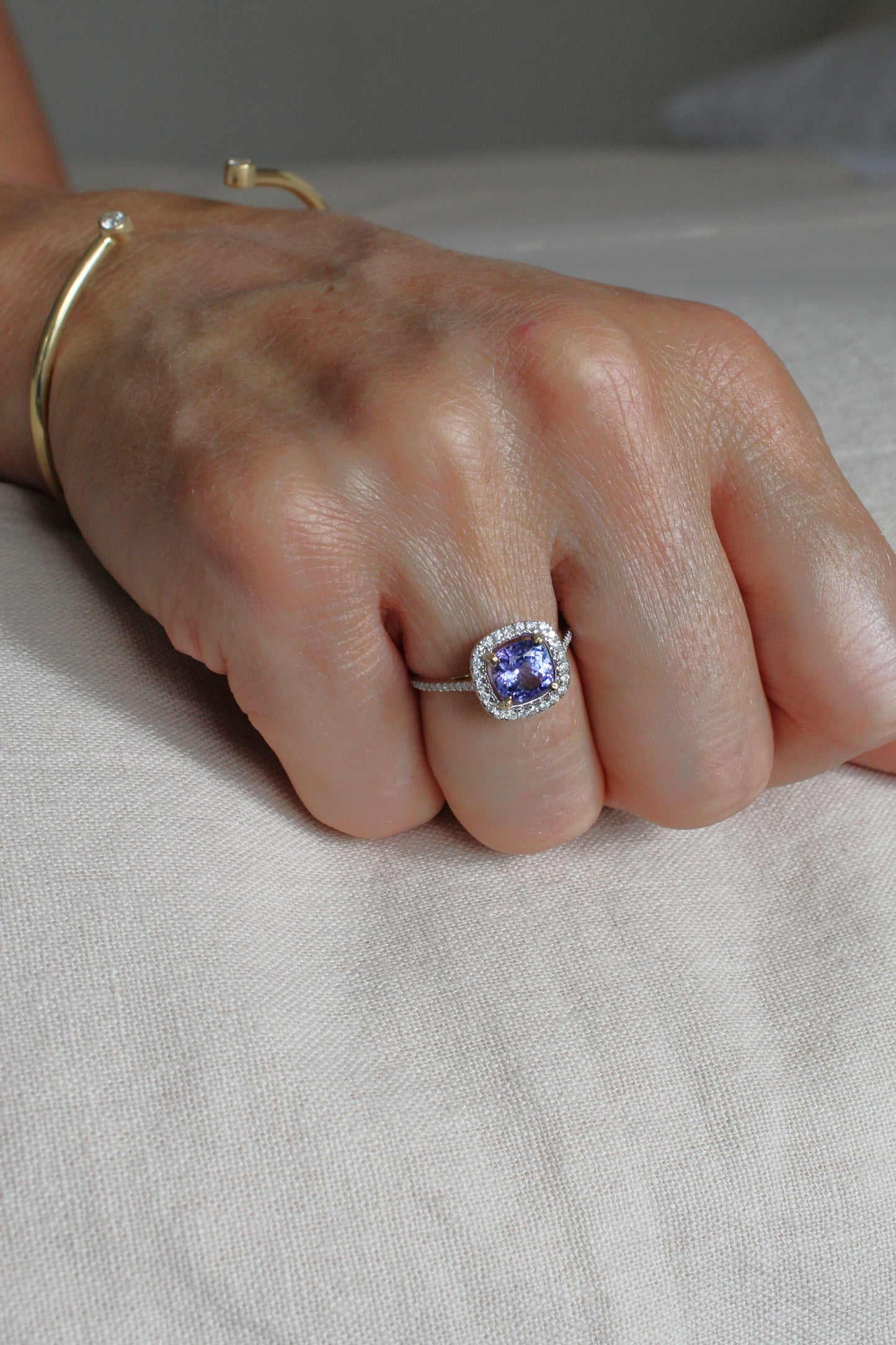 Anillo Maxi Tanzanita Halo de Diamantes