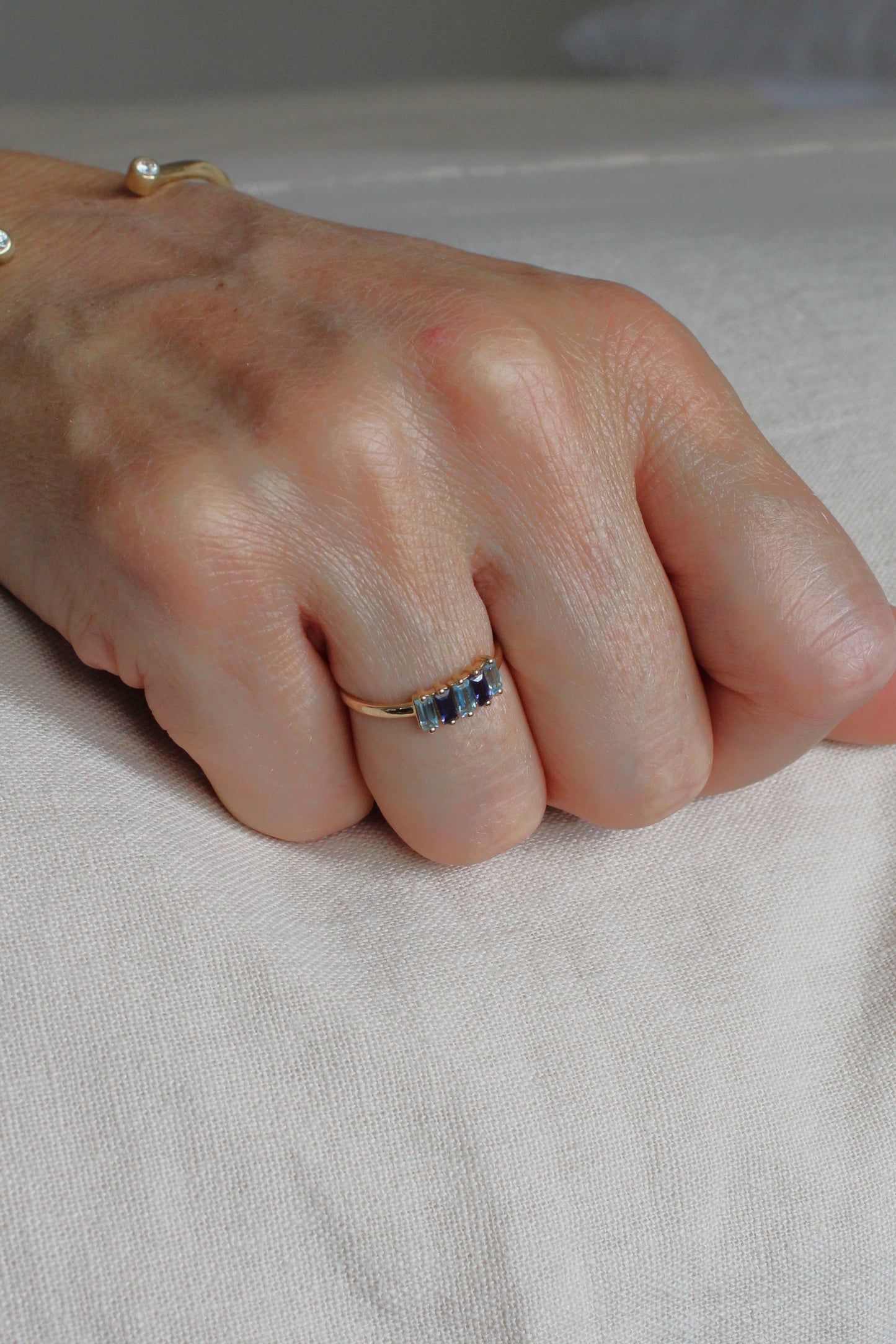 Anillo Baguette Topacio y Iolita
