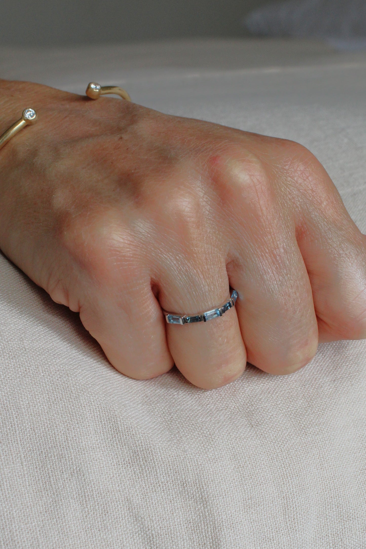 Anillo Cintillo Topacios
