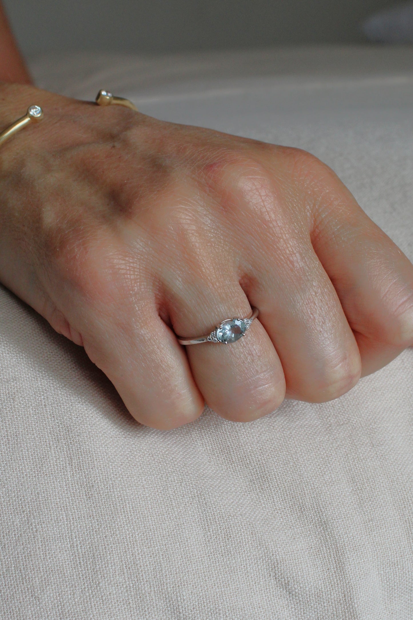 Anillo Aguamarina Oval y Diamantes