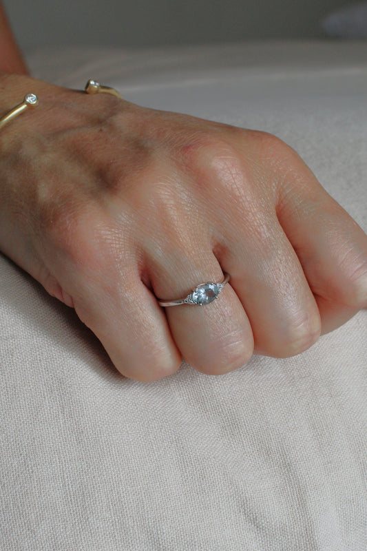Anillo Aguamarina Oval y Diamantes