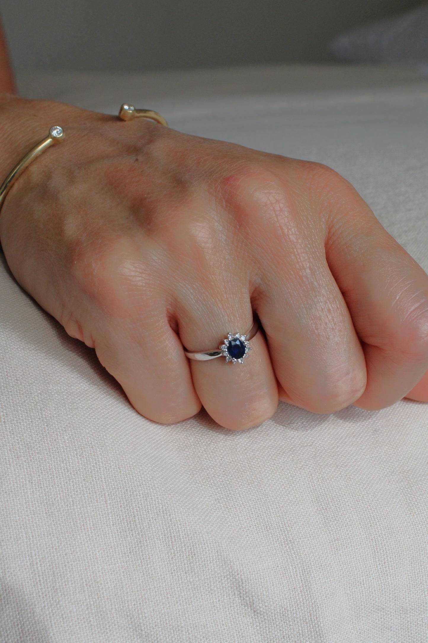 Anillo Ladi Dy Zafiro Azul y Diamantes Grifa