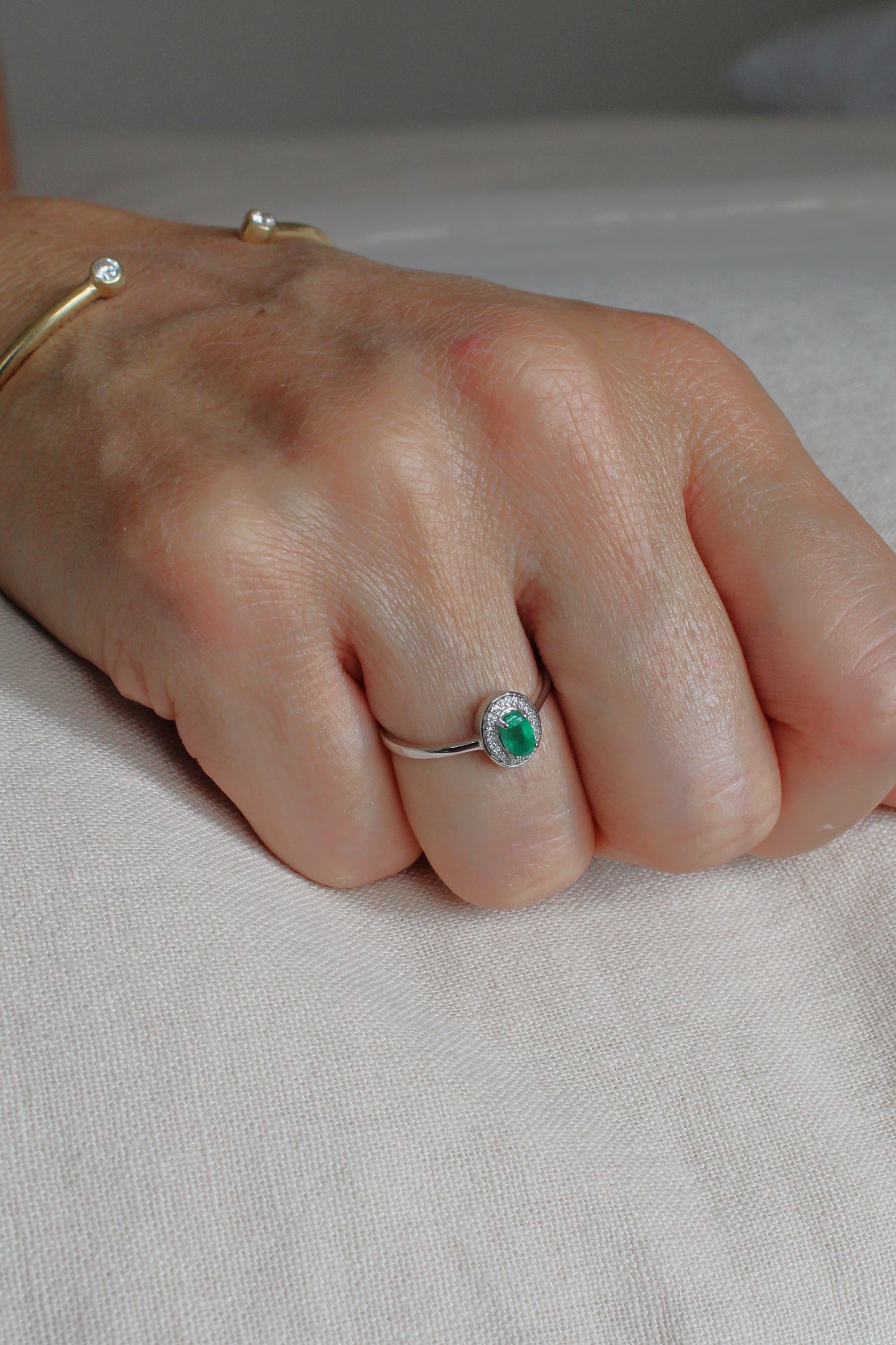 Anillo Esmeralda Oval Halo de Diamantes
