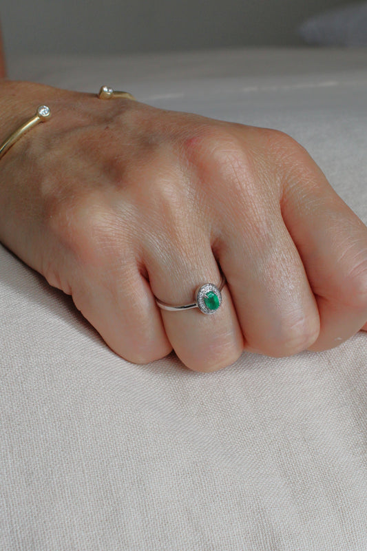Anillo Esmeralda Oval Halo de Diamantes
