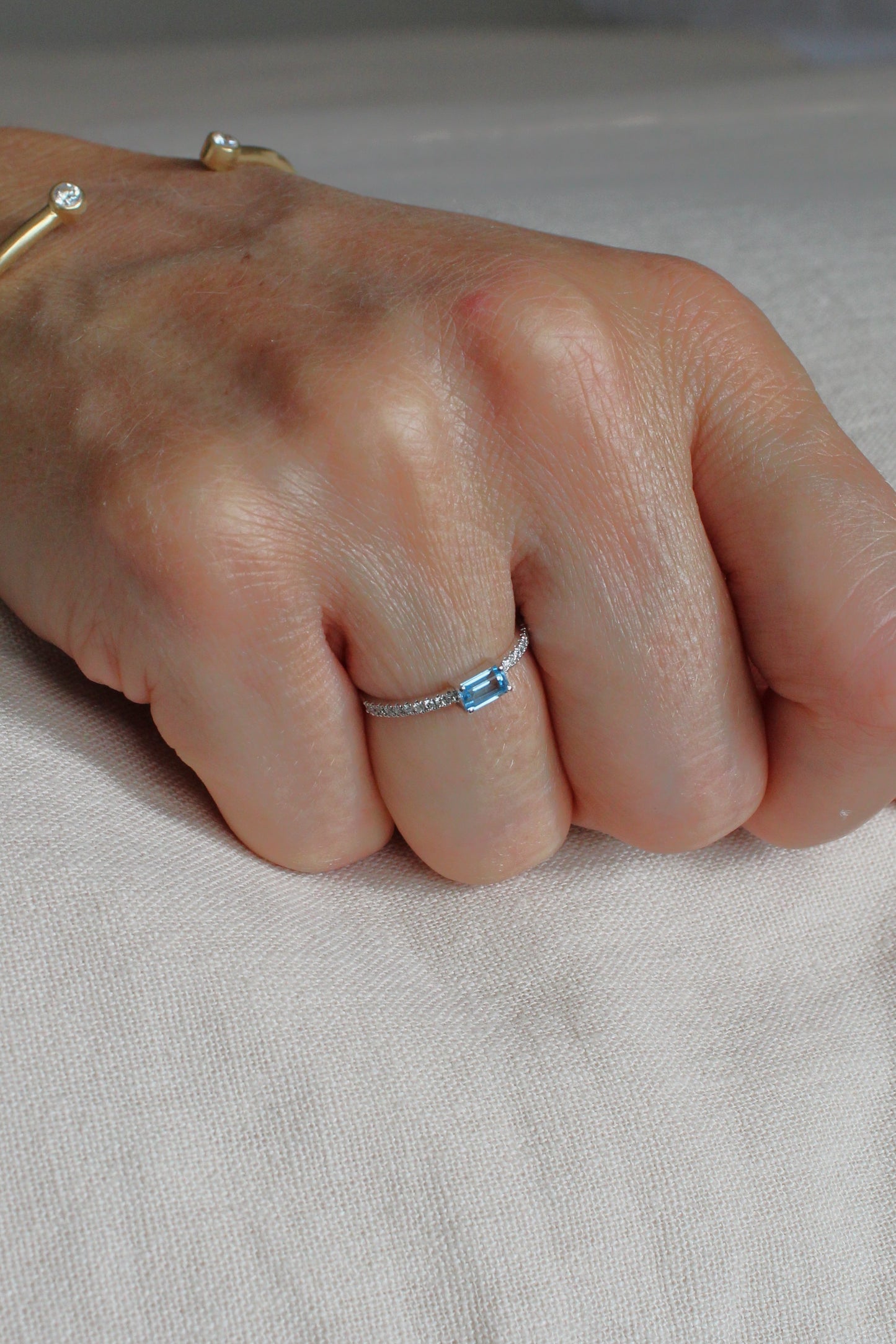 Anillo Topacio Celeste y Diamantes