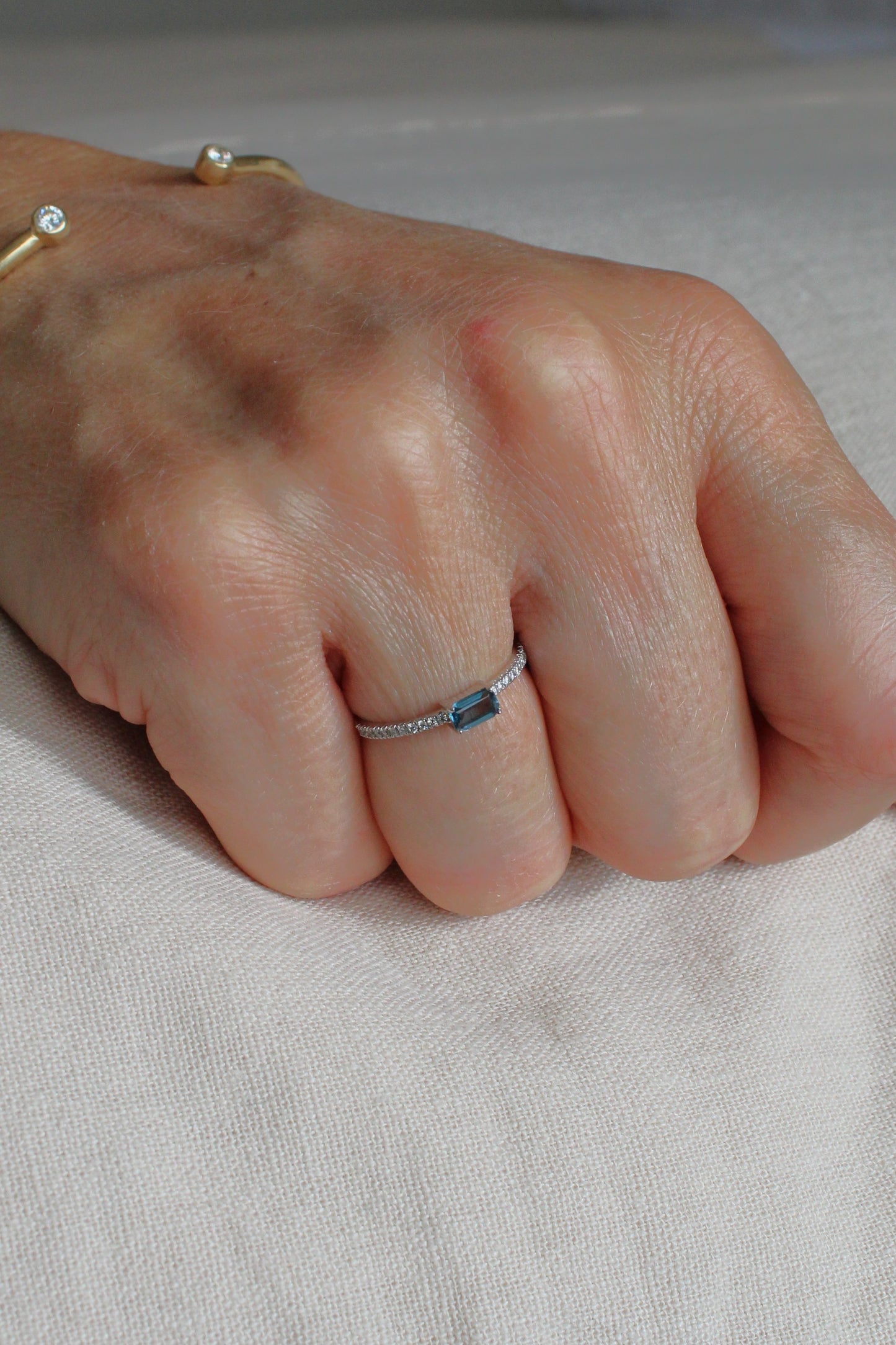 Anillo Topacio Azul y Diamantes