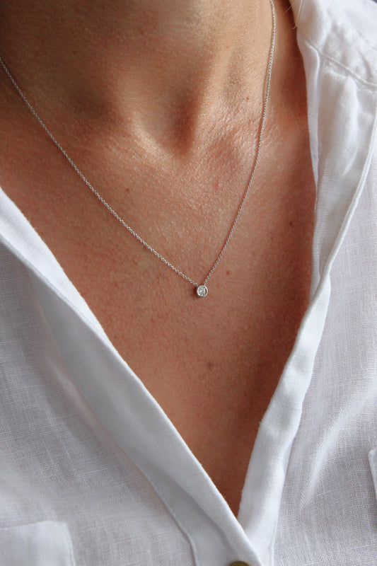 Collar Punto de Luz 0.07ct Engaste Bisel