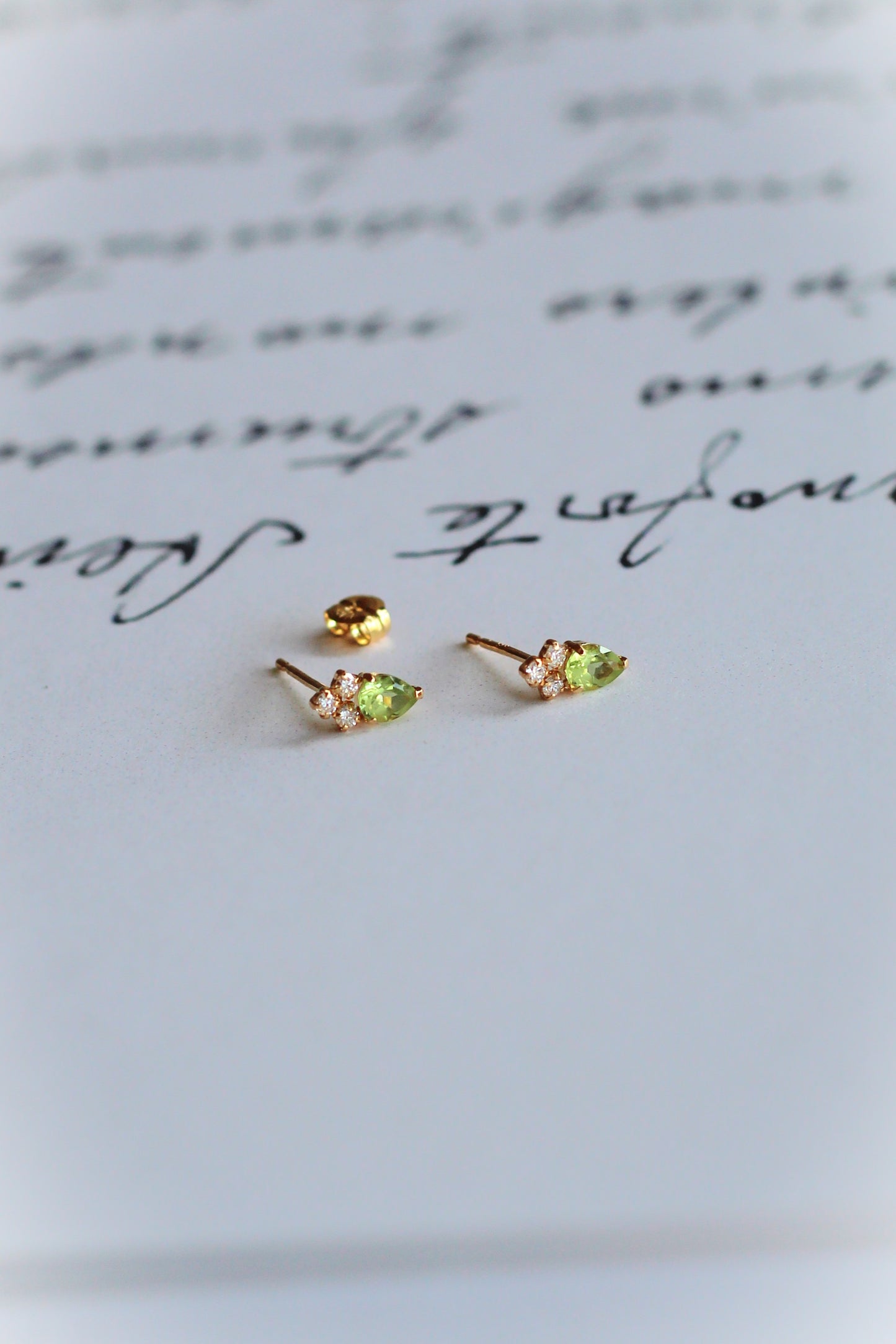 Aros Peridoto Corte Pera y Diamantes