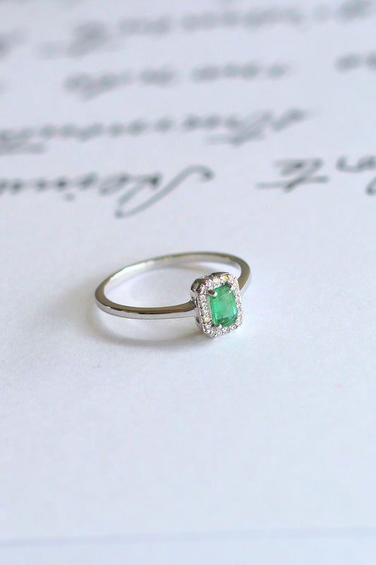 Anillo Halo Esmeralda y Diamantes