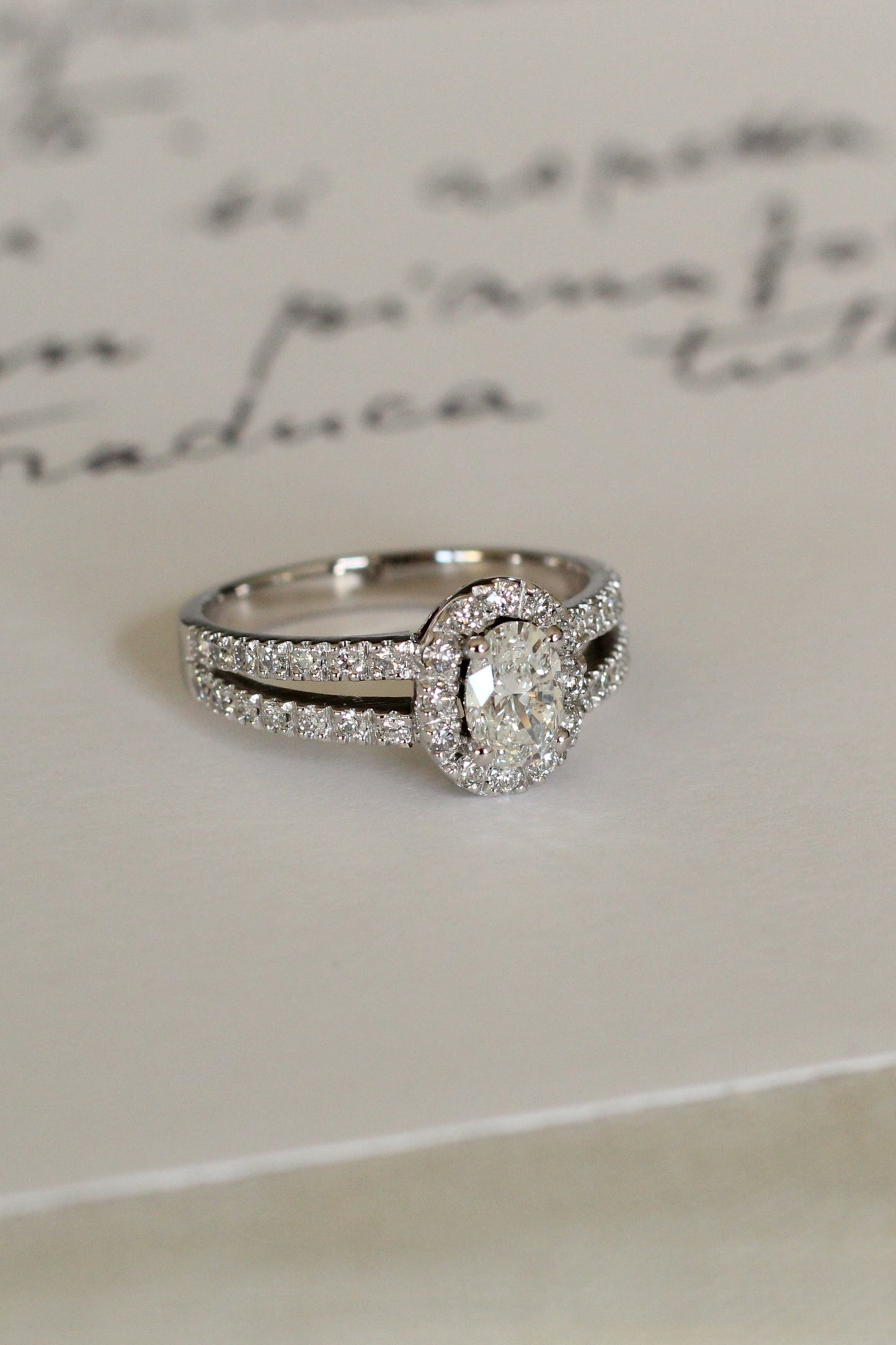 Anillo Diamante Oval Halo