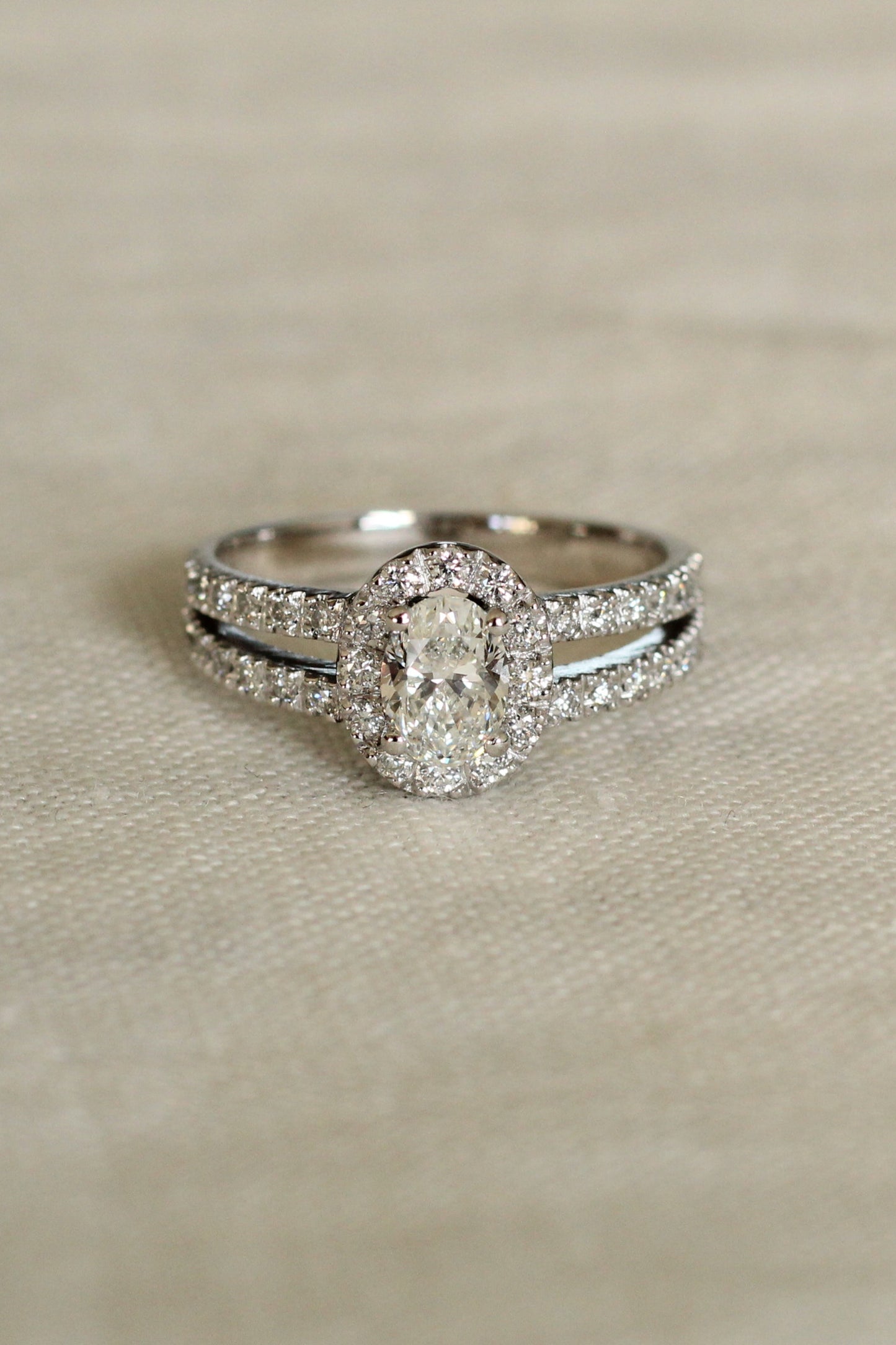 Anillo Diamante Oval Halo