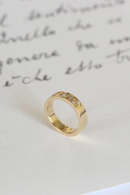 Anillo de Banda en Oro Amarillo con Diamantes Estrellados