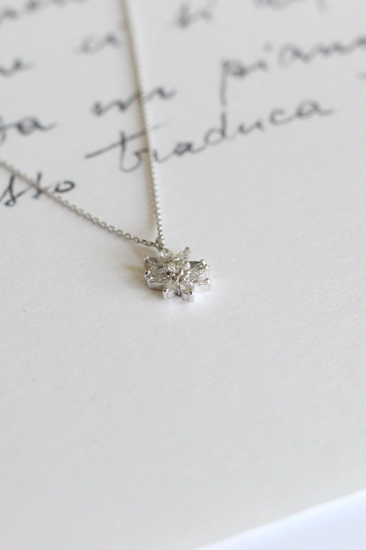 Collar de Oro Blanco con Colgante Floral de Diamantes