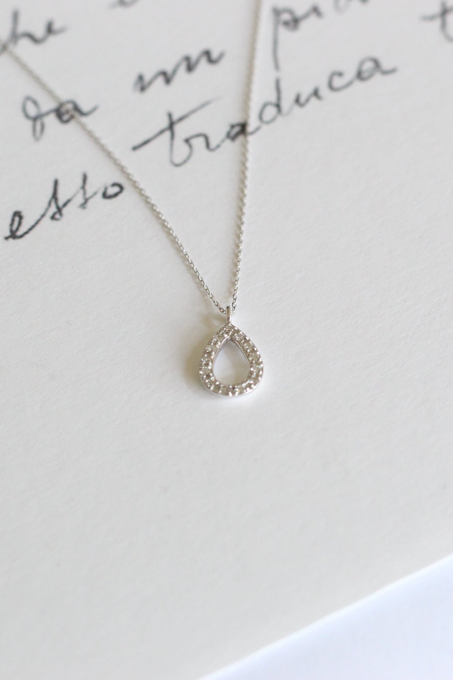 Collar de Oro Blanco con Colgante Gota Abierta de Diamantes