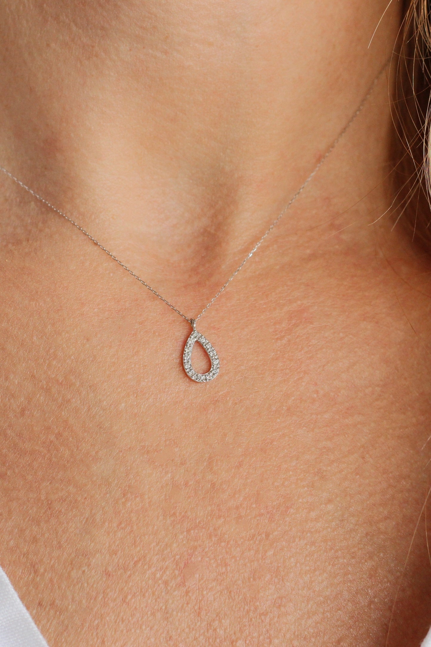 Collar de Oro Blanco con Colgante Gota Abierta de Diamantes