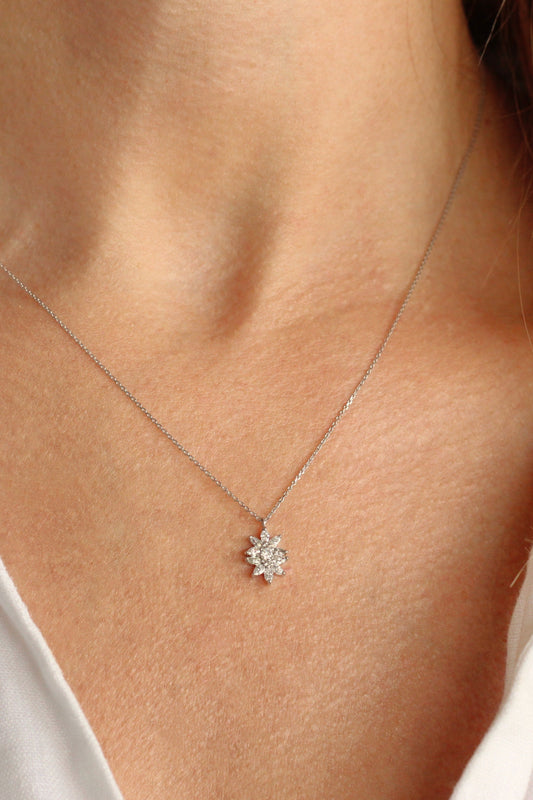 Collar de Oro Blanco con Colgante Floral de Diamantes