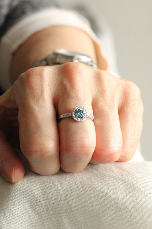 Anillo Halo Diamante Azul
