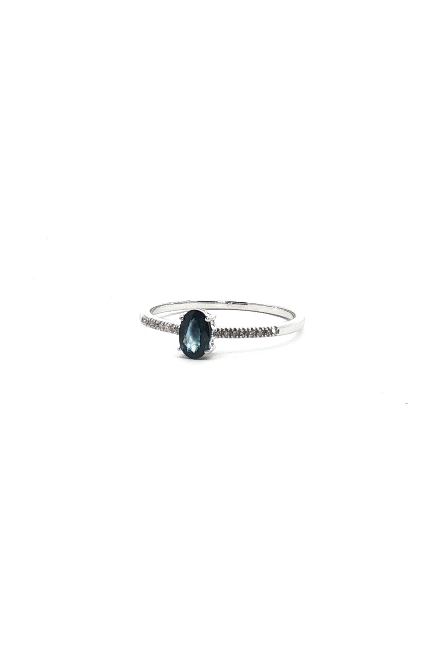 Anillo Solitario Zafiro Azul Oval y Diamantes
