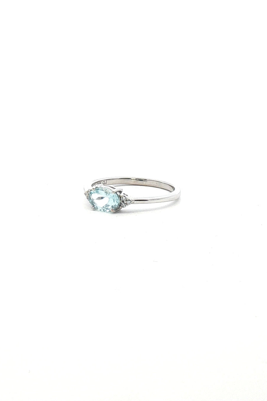 Anillo Aguamarina Oval y Diamantes