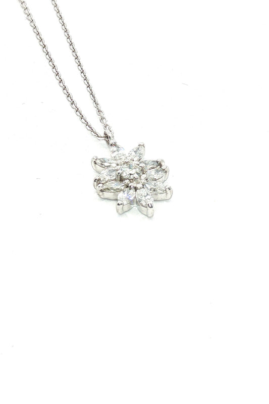Collar de Oro Blanco con Colgante Floral de Diamantes