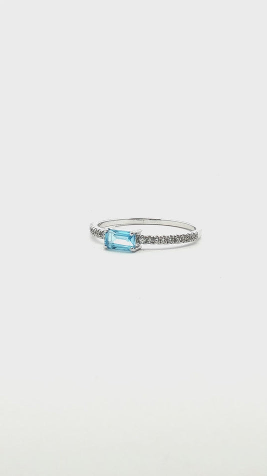 Anillo Topacio Celeste y Diamantes